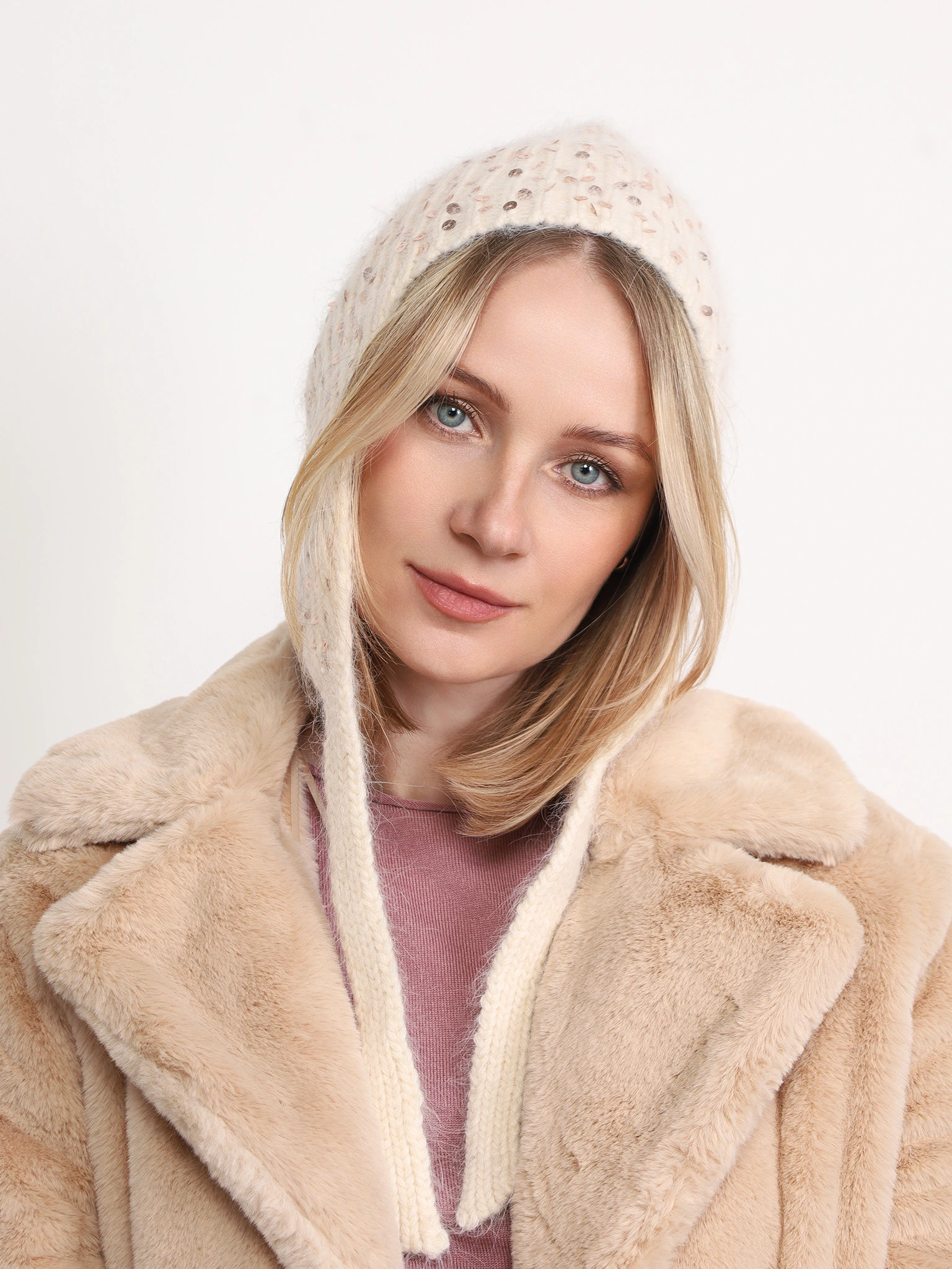 Шапка-ушанка с пайетками в ассортименте